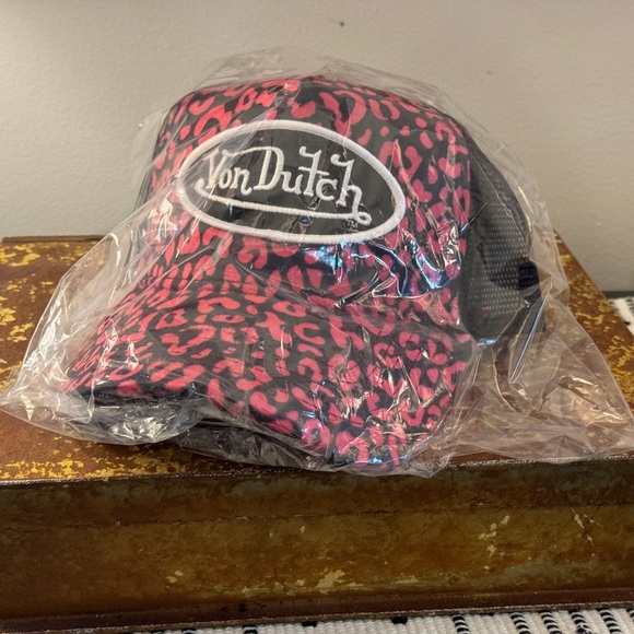 Von Dutch Pink Cheetah Print Velvet Trucker Hat - Picture 3 of 3